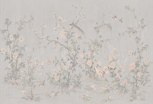 Papel tapiz estilo chinoiserie con bambú, flores en tonos rosa pastel y aves exóticas
