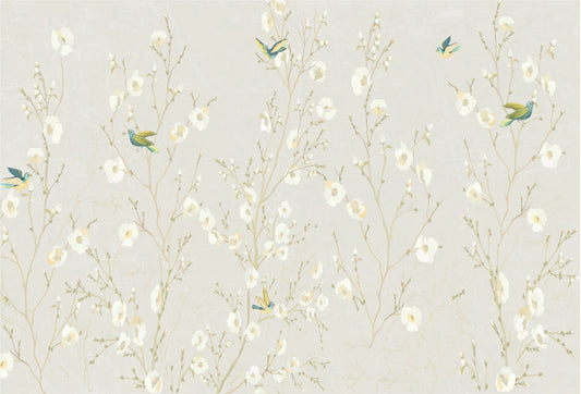 Papel tapiz de estilo chinoiserie con ramas florales blancas y pequeños pájaros sobre fondo beige claro
