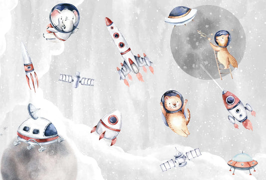 Papel tapiz infantil con animales astronautas, cohetes y planetas en acuarela sobre un fondo gris suave.