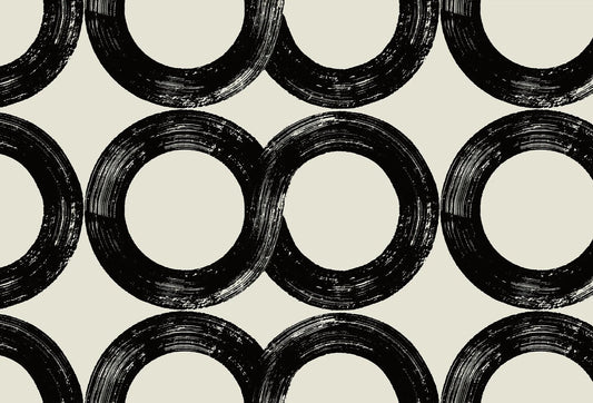 Papel tapiz con patrón geométrico de aros negros texturizados sobre fondo crema estilo retro.