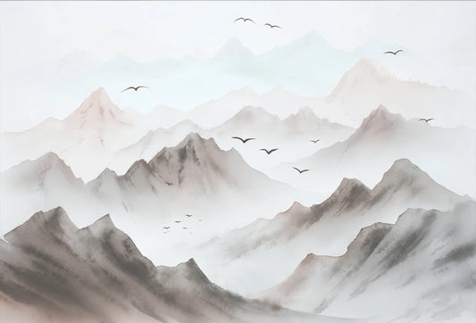 Papel tapiz con diseño mural de cordillera de montañas en acuarela beige y gris con aves volando entre la niebla