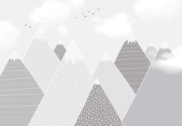 Papel tapiz infantil con montañas geométricas en tonos gris y blanco, texturas lineales y aves volando.