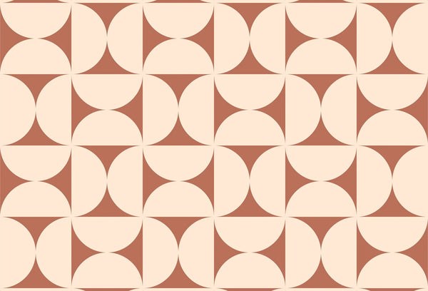 Papel tapiz con patron geometrico de semicirculos en tonos terracota y crema de estilo retro mid-century.