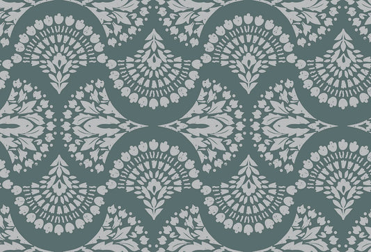 Papel tapiz con patrón botánico de abanicos en tono gris perla sobre fondo verde petróleo.