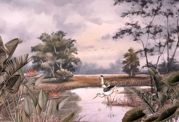 Papel tapiz mural con paisaje pictórico de laguna, aves zancudas y follaje tropical en tonos tierra y rosa empolvado.