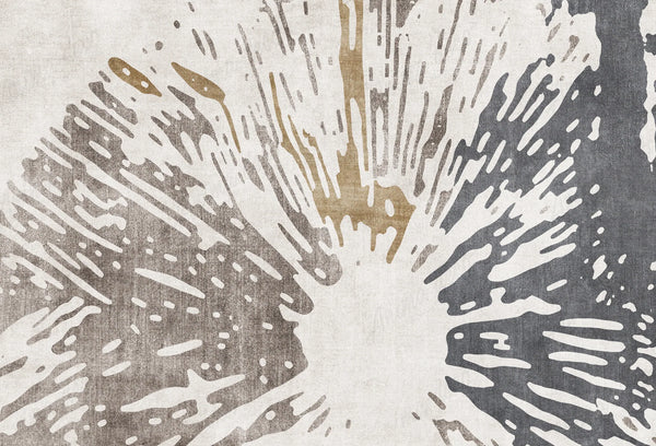 Papel tapiz mural abstracto con diseño radial orgánico en tonos neutros beige, gris topo y mostaza.