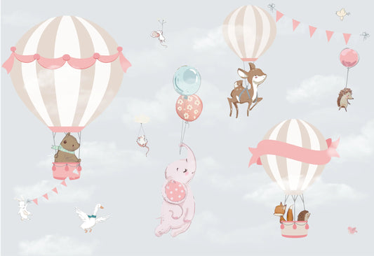 Papel tapiz infantil con animales del bosque y globos aerostáticos en tonos rosa pastel y beige.