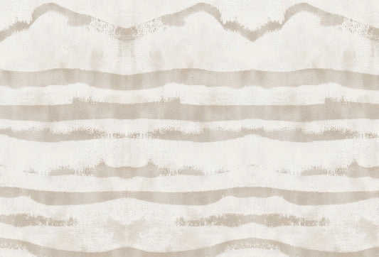 Papel tapiz con franjas abstractas y onduladas en tonos beige y arena estilo acuarela minimalista.