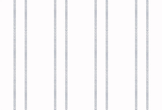 Papel tapiz con franjas verticales en espiga gris sobre fondo blanco minimalista.