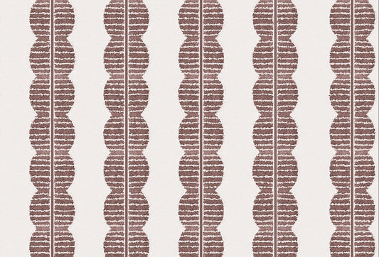 Papel tapiz con diseño de franjas verticales de círculos texturizados en tono terracota sobre fondo crema claro.