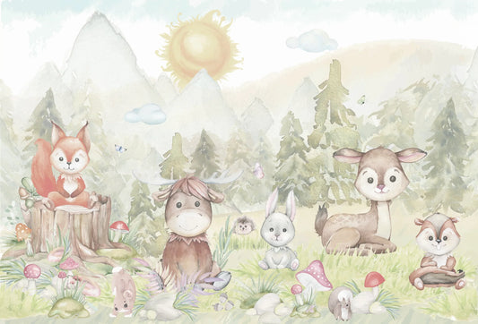 Papel tapiz mural infantil con tiernos animales del bosque en acuarela entre pinos y montañas suaves.