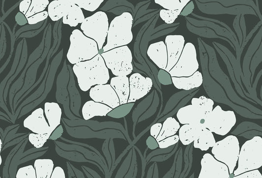 Papel tapiz floral estilo linograbado con flores blancas y follaje en tonos verde bosque y salvia.