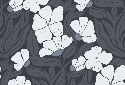 Papel tapiz botánico con flores blancas estilo linograbado sobre fondo gris oscuro y hojas estilizadas.