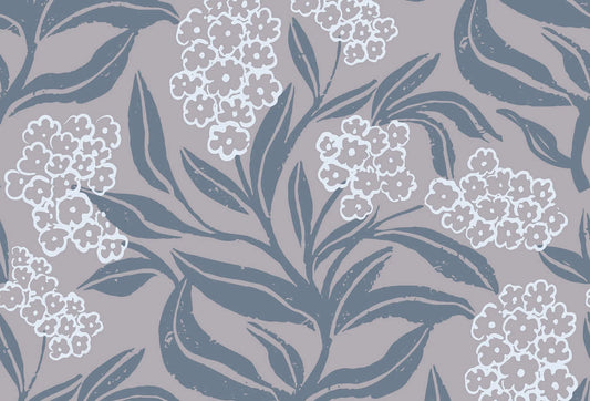 Papel tapiz con estampado botánico de hojas en azul pizarra y flores blancas sobre fondo malva