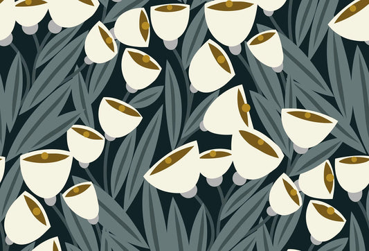 Papel tapiz con flores acampanadas color marfil y hojas verde azulado sobre fondo oscuro de estilo nórdico.
