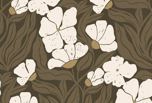 Papel tapiz con diseño botánico de flores blancas texturizadas y follaje verde oliva oscuro.