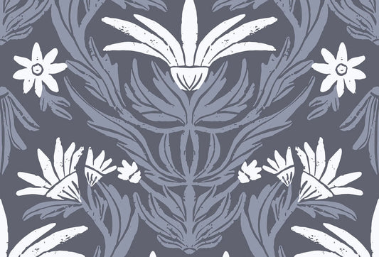 Papel tapiz con patrón botánico grabado de flores blancas y hojas celestes sobre fondo gris pizarra