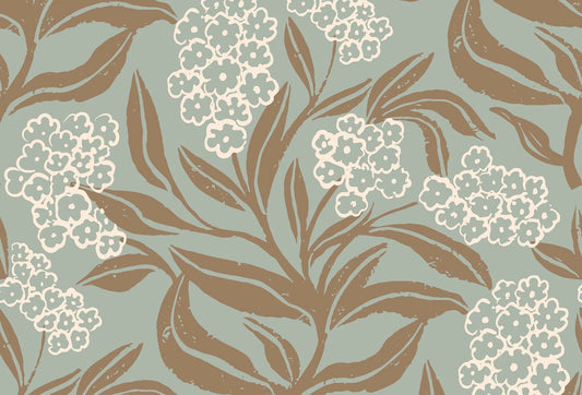 Papel tapiz con estampado botánico de flores crema y ramas marrón tierra sobre fondo verde salvia.