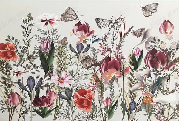Papel tapiz mural botánico con flores en tonos vino y rosa, ramas silvestres y mariposas sobre fondo claro.