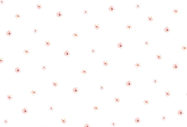 Papel tapiz con estampado sutil de pequeñas flores rosas en acuarela sobre un fondo blanco luminoso.