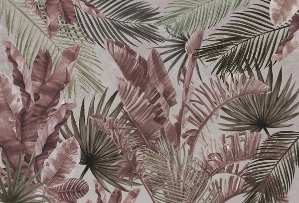 Papel tapiz con hojas de palmeras y plataneras en tonos rosa viejo y verde oliva sobre fondo neutro texturizado.