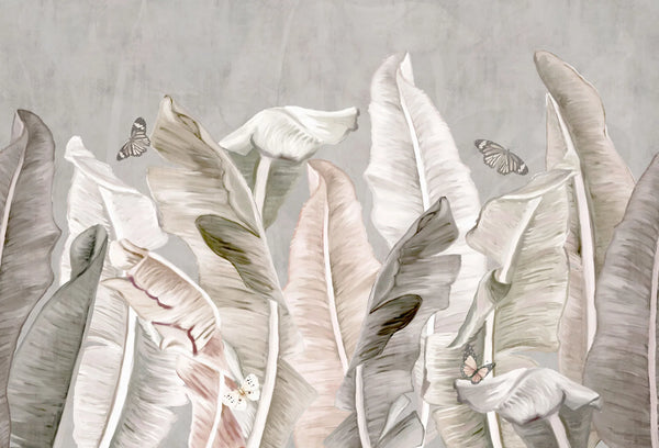 Papel tapiz mural con hojas tropicales grandes en tonos beige, arena y blanco con mariposas sobre fondo gris cálido