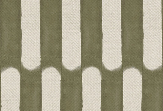 Papel tapiz con diseño de franjas verticales en verde musgo y beige sobre textura de lino