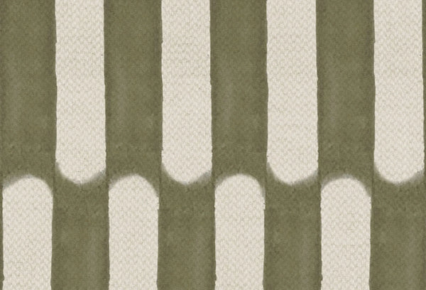 Papel tapiz con diseño de franjas verticales en verde musgo y beige sobre textura de lino