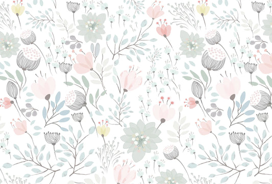 Papel tapiz con estampado floral en acuarela rosa pastel y hojas verde salvia sobre fondo blanco.
