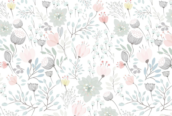 Papel tapiz con estampado floral en acuarela rosa pastel y hojas verde salvia sobre fondo blanco.