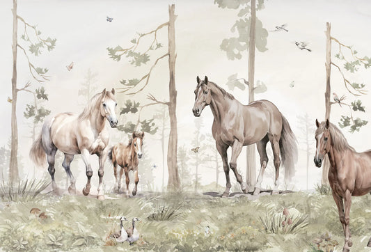 Papel tapiz mural con ilustración en acuarela de caballos y un potrillo en bosque sereno en tonos beige y verde salvia.