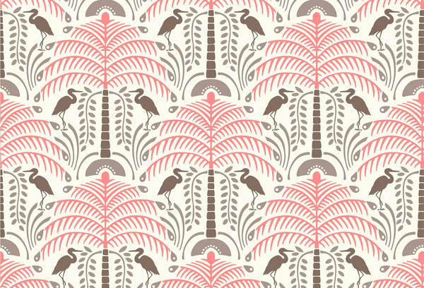 Papel tapiz con patrón de palmeras en tono coral y siluetas de garzas en gris topo sobre fondo crema.