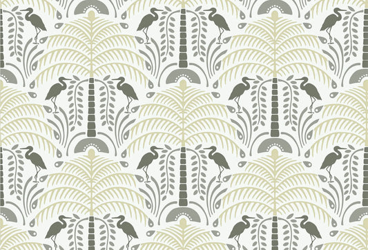 Papel tapiz con diseño simétrico de palmeras y garzas en tonos verde salvia y gris topo.