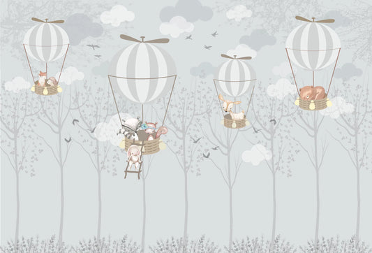 Papel tapiz infantil con tiernos animales del bosque viajando en globos aerostáticos sobre fondo gris suave.