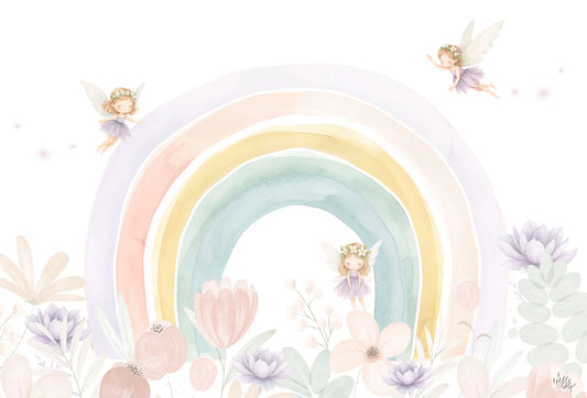 Papel tapiz mural infantil con gran arcoíris en acuarela pastel, pequeñas hadas mágicas y flores delicadas.