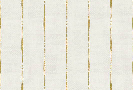 Papel tapiz con patrón de finas líneas verticales doradas texturadas sobre fondo marfil claro.