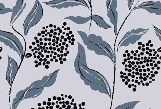 Papel tapiz con ramas botánicas estilizadas, hojas en tono azul pizarra y racimos de puntos negros sobre fondo gris claro.