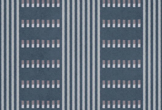 Papel tapiz con patrón geométrico de rayas verticales crema y bloques rosa sobre fondo azul pizarra texturizado.