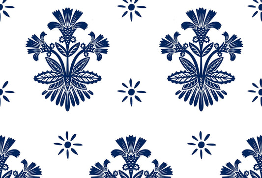 Papel tapiz con patrón floral ornamental de estilo tradicional en azul marino sobre fondo blanco
