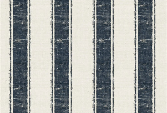 Papel tapiz de rayas verticales azul índigo con textura de lino rústico sobre fondo claro.