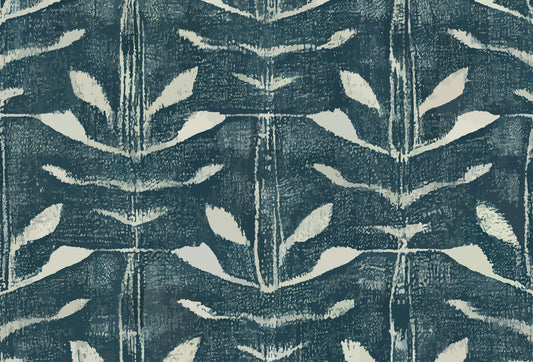 Papel tapiz con patrón textil shibori artesanal en tonos azul índigo y blanco crema con hojas abstractas