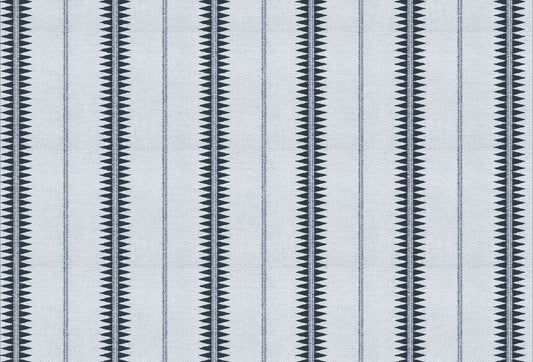 Papel tapiz de líneas verticales azul índigo con detalles geométricos y fondo celeste con textura de lino.