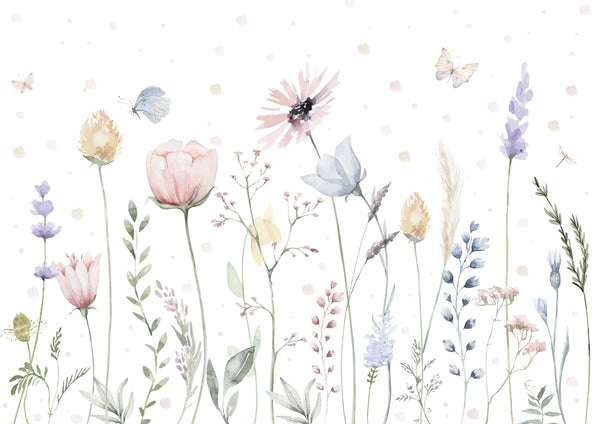 Papel tapiz mural con flores silvestres y mariposas en acuarela en tonos rosa pastel, lavanda y celeste sobre fondo blanco.