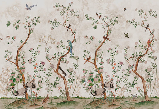 Papel tapiz mural estilo chinoiserie con garzas, aves exóticas y ramas florales en fondo beige.