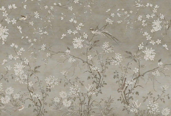 Papel tapiz mural con ilustración chinoiserie de ramas florecidas y aves en tonos taupe y gris suave.