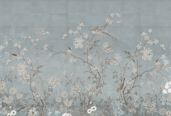 Papel tapiz mural estilo chinoiserie con ramas florales y aves sobre fondo celeste agrisado