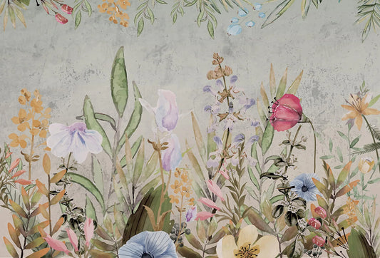 Papel tapiz mural con flores silvestres y follaje botánico en acuarela sobre fondo texturizado claro
