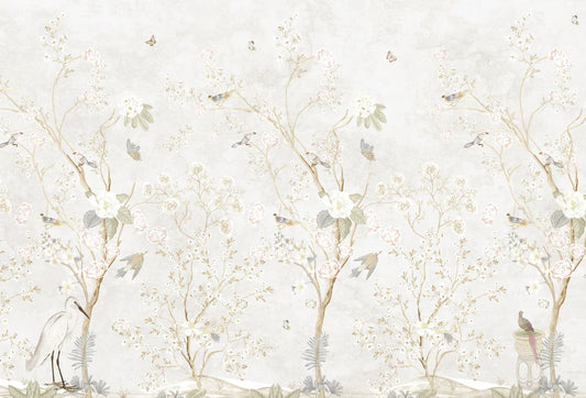 Papel tapiz mural estilo chinoiserie en tonos crema con árboles florecidos, aves y garza blanca.