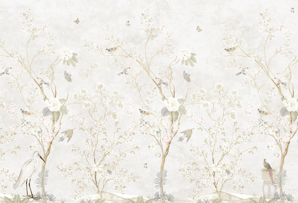 Papel tapiz mural estilo chinoiserie en tonos crema con árboles florecidos, aves y garza blanca.