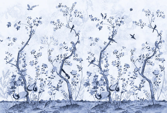 Papel tapiz estilo chinoiserie con aves exóticas, garzas y ramas florales en tonos azul cyan y blanco.